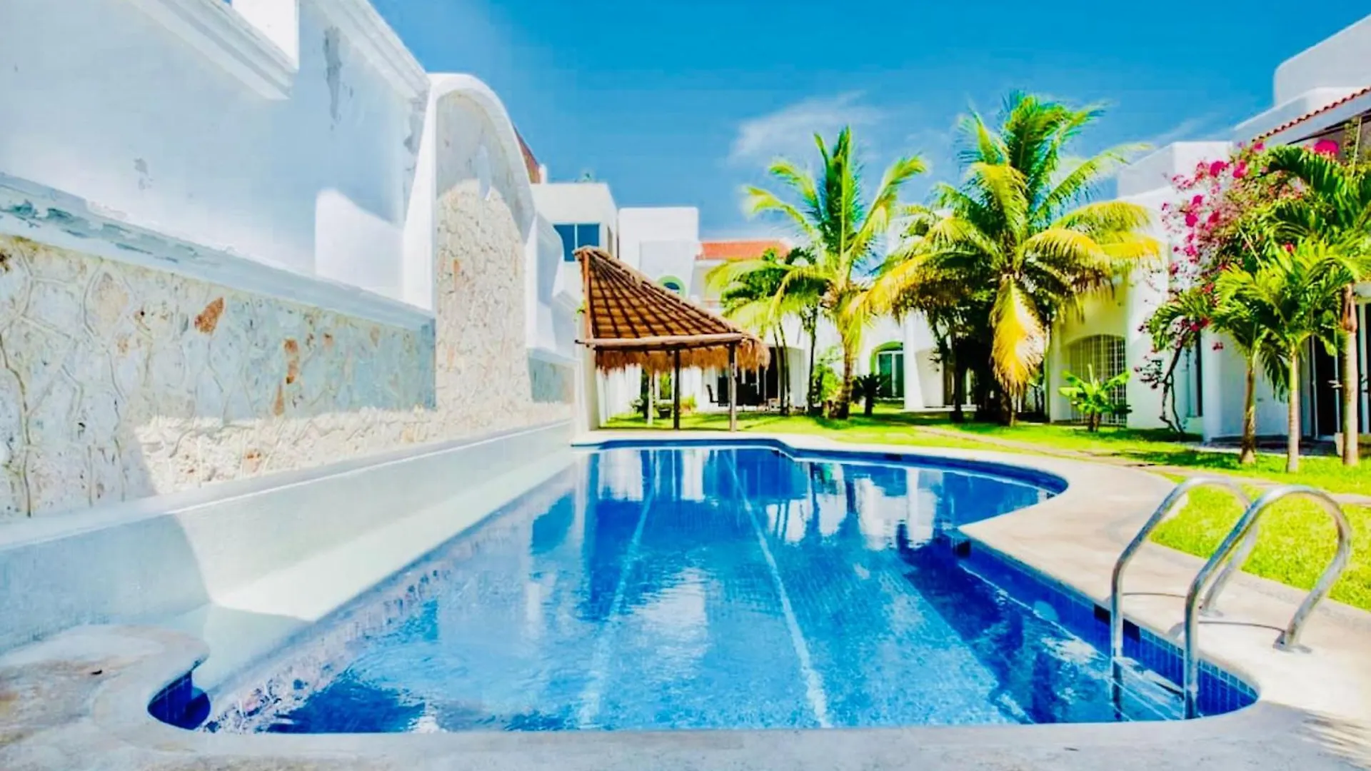 Executive Budget Room With Swimming Pool Air Conditioning And Parking Playa del Carmen 0*,