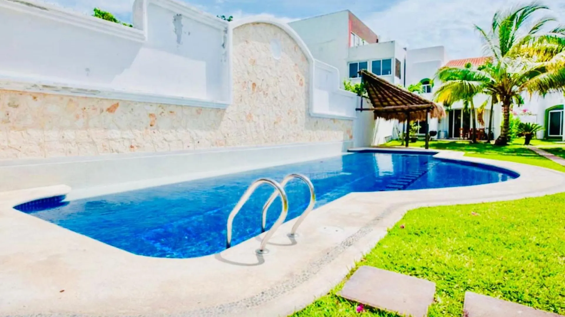 Executive Budget Room With Swimming Pool Air Conditioning And Parking Playa del Carmen