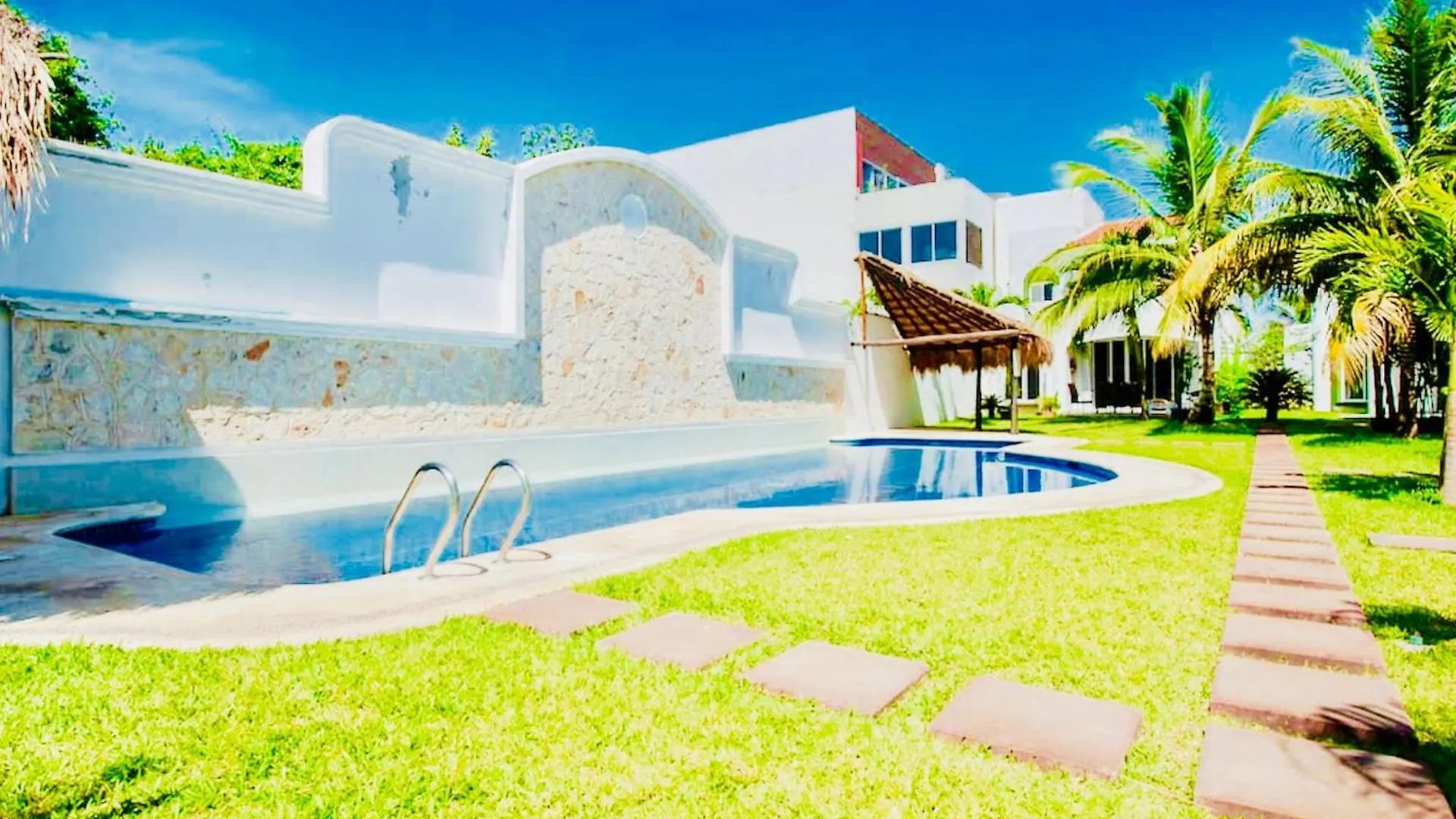 Gasthof Executive Budget Room With Swimming Pool Air Conditioning And Parking Playa del Carmen Mexiko