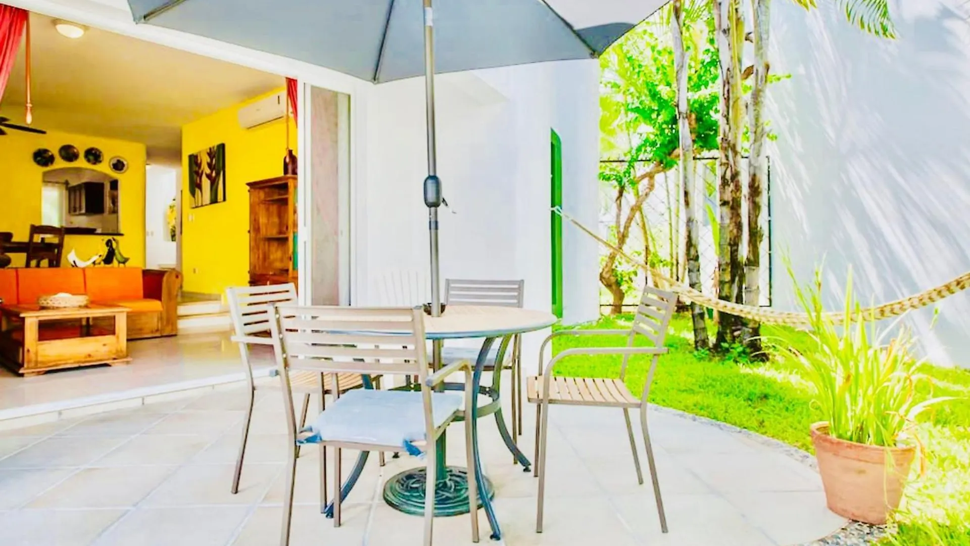 Executive Budget Room With Swimming Pool Air Conditioning And Parking Playa del Carmen Guest house